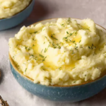 Cottage Cheese in Mashed Potatoes: Your New High-Protein Dish 5 Cottage cheese in mashed potatoes served warm with herbs