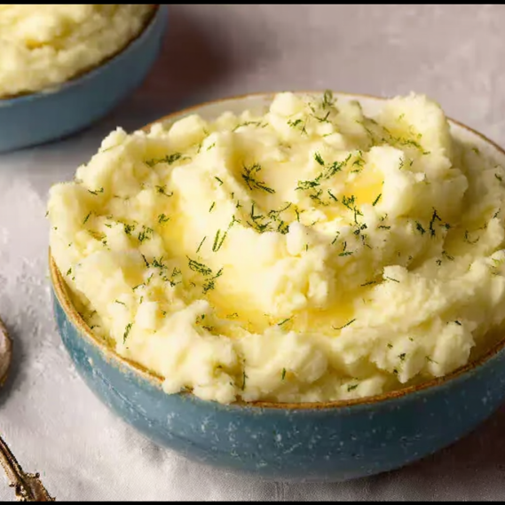 Cottage Cheese in Mashed Potatoes: Your New High-Protein Dish 4 Cottage cheese in mashed potatoes served warm with herbs